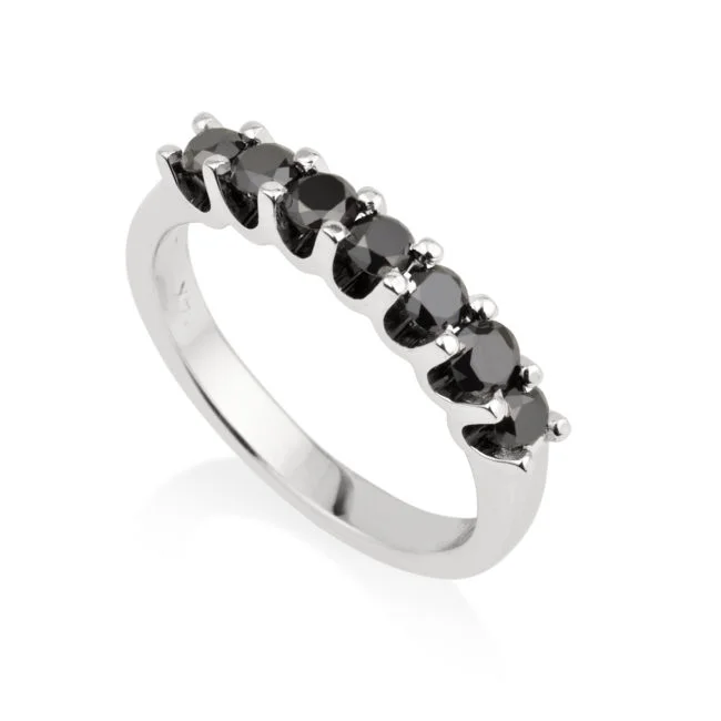 טבעת יהלומים שחורים מזהב לבן