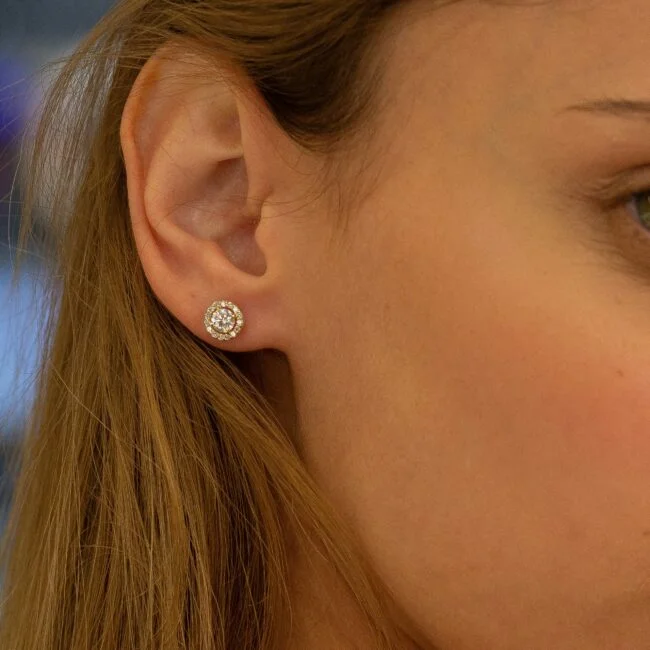 עגילי יוליה משובצים יהלומי מעבדה מזהב לבן