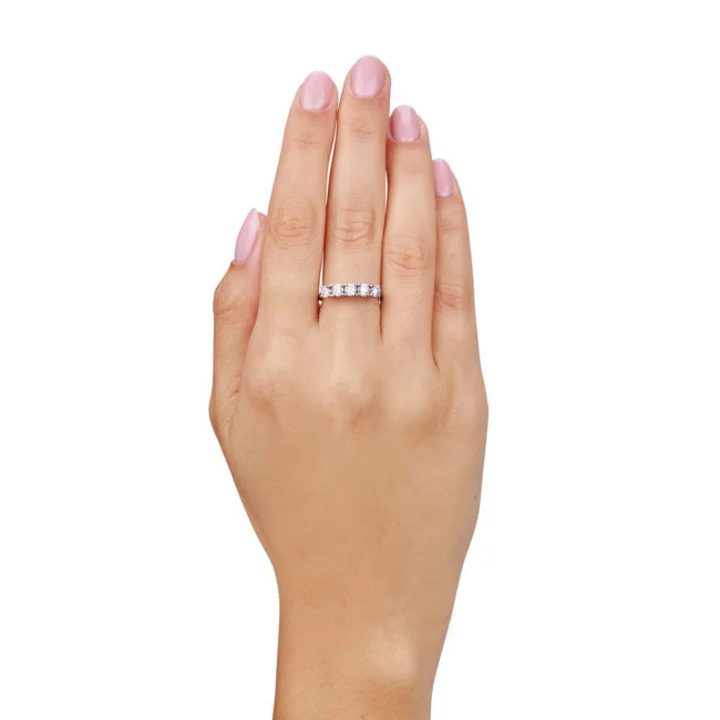 טבעת הילת הנסיכה על האצבע