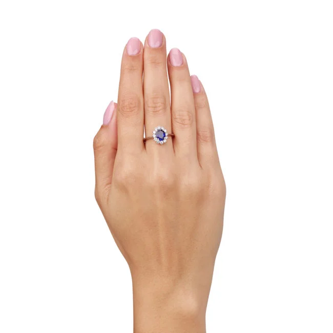 טבעת דיאנה על האצבע