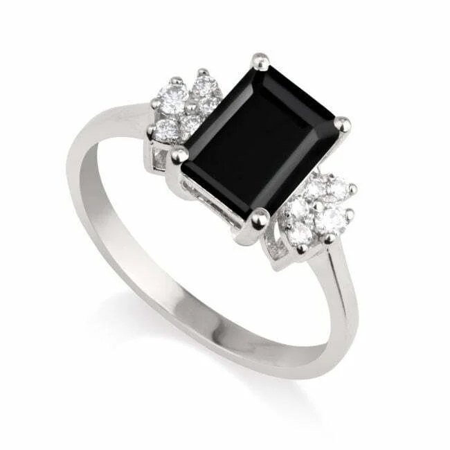 טבעת וינטג' עם יהלומים ואבן חן שחורה