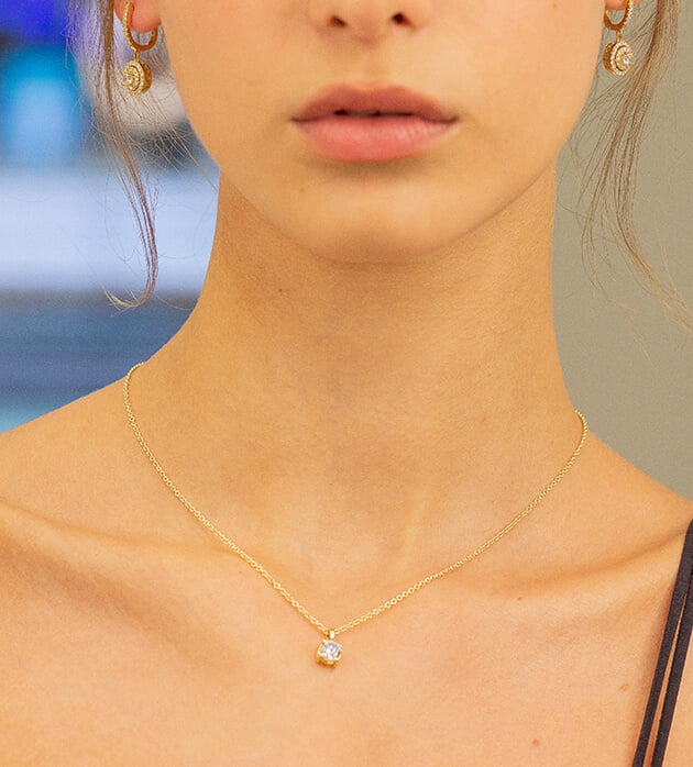 שרשראות עם יהלום בודד