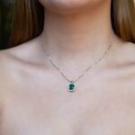 שרשרת AMOR מזהב לבן משובצת יהלומים עם אבן חן ירוקה