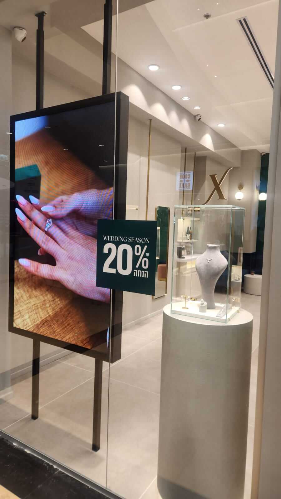 חלון ראווה של חנות Xlab Diamonds ברעננה