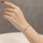 צמיד תלתן מזהב משובץ יהלומים